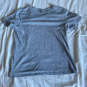 Tjena, ja säljer en clean grå Tommy Hilfiger t-shirt. Köpt för 250 säljs för 100 Jag säljer den pga den är för liten för mig. Storlek 12-14 år. Ja står självklart för frakten, kontakta mig via frågor eller fler bilder!