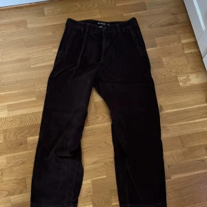Quasi skateboards byxor  - Säljer ett par Manchester/Corduroy byxor från märket Quasi skateboards. Byxorna är använda 3 gånger därmed tvättade. Orginal pris 1200kr. Skriv för eventuella frågor.