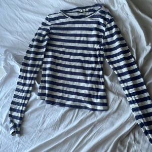 Blå randig tröja - Blå rändig tröja 