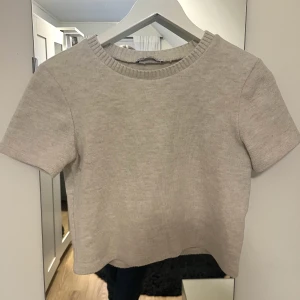 Zara t-shirt - En t-shirt/topp från zara