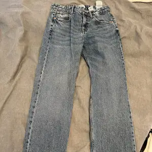Säljer dessa mid waist blåa jeans ifrån pull & bear,köptes för 359kr, säljes för 200kr