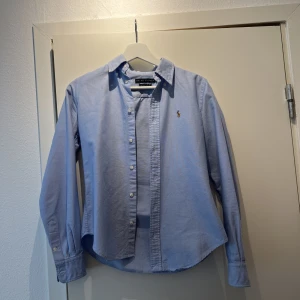 Ralph Lauren skjorta - Skjorta från Ralph Lauren i storlek 4 (skulle säga att det motsvarar XS-S). Den är i mycket fint skick men måste tyvärr sälja då den blivit liten för mig
