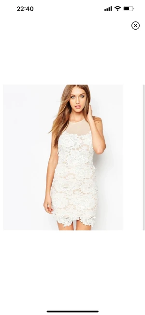 Spetsklänning - Aldrig kommit till användning, lapparna sitter kvar. Storlek UK 8 (34-36). Använd gärna KÖP NU om du vill köpa.