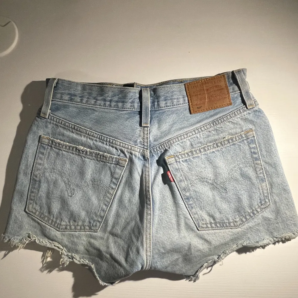 Säljer nu mina mycket sparsamt använda Levis 501 shorts pga av att de tyvärr är lite för små! Perfekt och somrig tvätt, om du vill se bilder är det bara att skriva!🥰💕. Shorts.