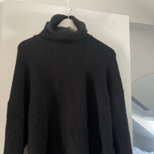 Svart stickad tröja - En svart stickad polotröja från zara med vida armar. Köpare står för frakt, kontakta mig för fler bilder✨