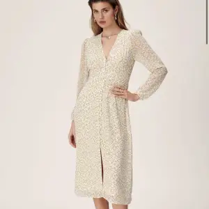 Säljer denna adoore klänningen i nyskick endast använd en gång, köpt för 1495kr. 990kr + frakt. Har inga egna bilder, för fler bilder sök på klänningens namn ”Paris dress”🥰🥰