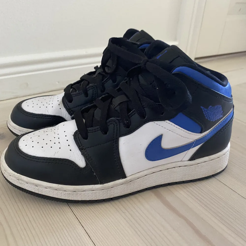 Air Jordan 1 mid racer blue Köpta sommaren 2021 och knappt använda som det syns.  💯 äkta och köpta på Nikes egna. Lite creasing men det syns knappt. Skick 10/10. De är små i storleken. Passar alla och perfekta till sommaren! Skriv bara vid frågor! . Skor.