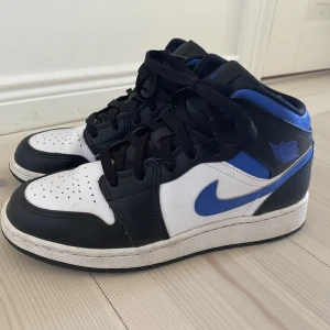 Air Jordan 1 mid racer blue - Air Jordan 1 mid racer blue Köpta sommaren 2021 och knappt använda som det syns.  💯 äkta och köpta på Nikes egna. Lite creasing men det syns knappt. Skick 10/10. De är små i storleken. Passar alla och perfekta till sommaren! Skriv bara vid frågor! 