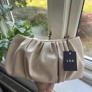 VÄSKA - Helt oanvänd väska från LXA, ord pris 399kr✨