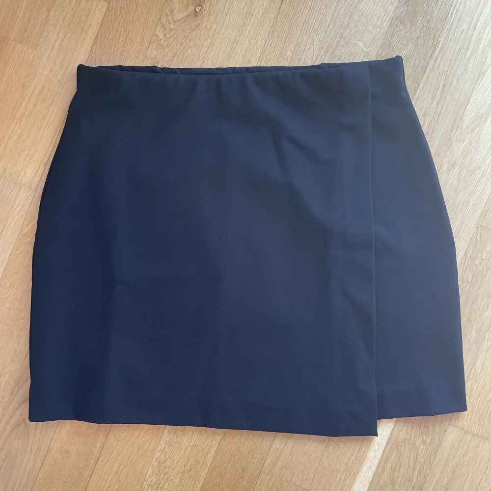 Black Wrap skirt från Residus, aldrig använd, originalpris 895kr.  Kjolen är svart som på sista bilden. 🖤. Kjolar.