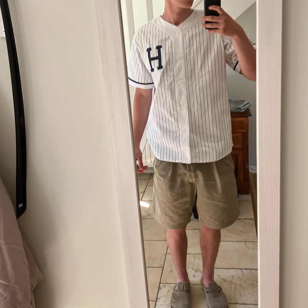 Baseball skjorta från skatemärket HUF. Ett unikt plagg som jag endast använt 1 gång. DM för frågor/bilder. Nypris 1300kr.. Skjortor.