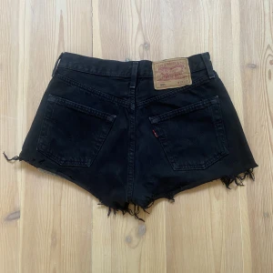 Levi’s Jeansshorts  - Säljer ett par svin snygga Levi’s jeansshorts som tyvärr är för små för mig🖤🖤 Midjemåttet är 74cm🌼