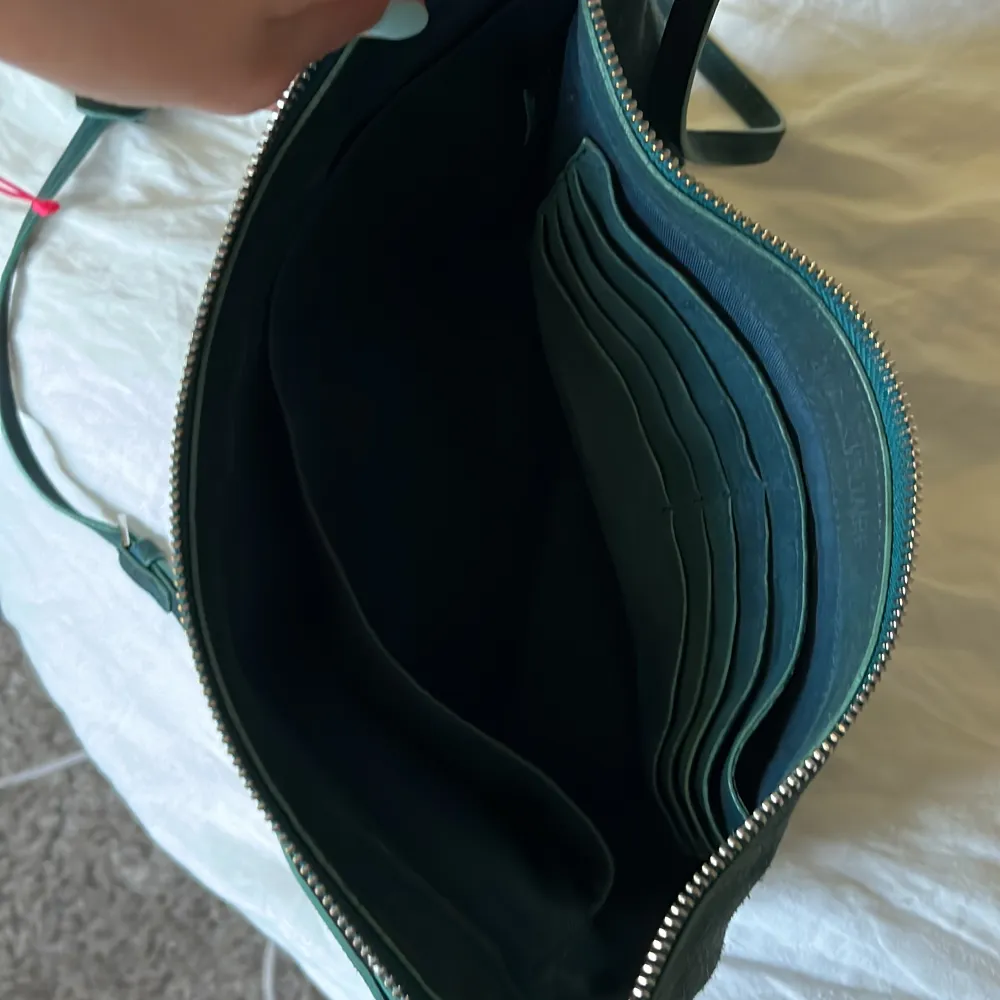 Säljer denna jätte fina Zadig&Voltaire väska i mörk grön/blå typ. I insidan finns det sido fack som man ser på bilden. Den är i jätte fint skick men den kommer tyvärr inte till användning längre.❤️💘. Väskor.