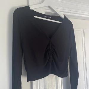 Topp - Svart långärmad topp från Zara. Använd 1 gång🖤