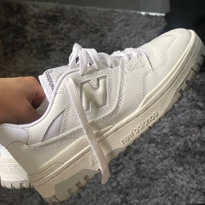 New balance 550 - Helvita New balance 550 i toppen skick. Endast små fläckar på hälen, strl 37!