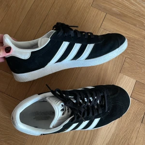 Adidas Gazelle - Adidas Gazelle i storlek 38. Använda 2 ggr. I fint skick!