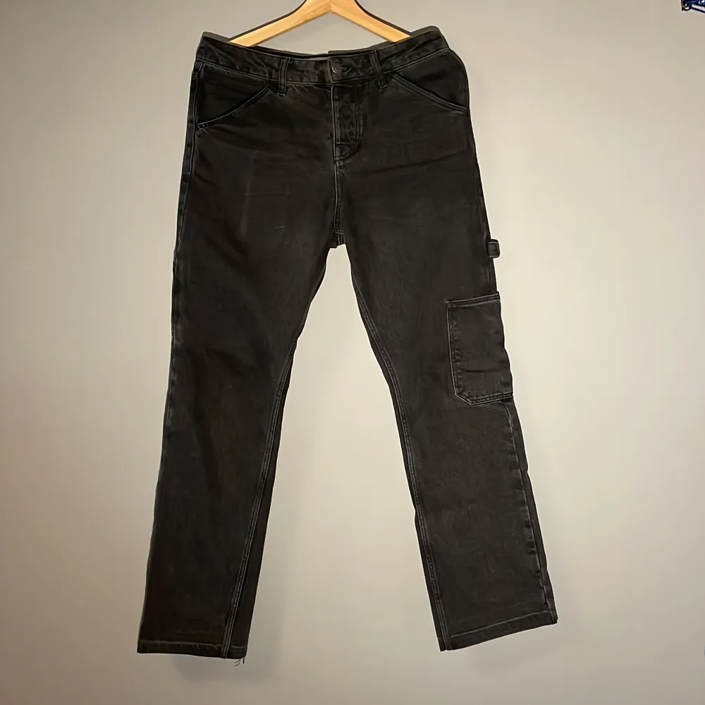Svarta jeans från ASOS i lite mer cargo variant. Uppsydda själv, kolla bild. Har du frågor så fråga på!. Jeans & Byxor.