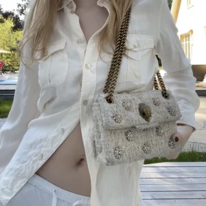 Kurt Geiger väska - Så söt väska från Kurt Geiger med så fina guldiga detaljer😍, köpt för 1300kr☺️