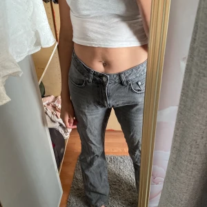 Jeans - Gråa jeans från Gina säljs för dom är lite förstora 