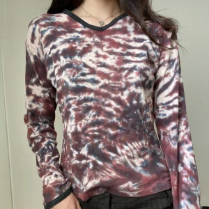 tiedye tröja - så fin tröja köpt på humana, men använder tyvärr för sällan. Storlek M, jättebra skick. Använd gärna köp nu :) o har du nån fråga är det bara att skicka ett meddelande.