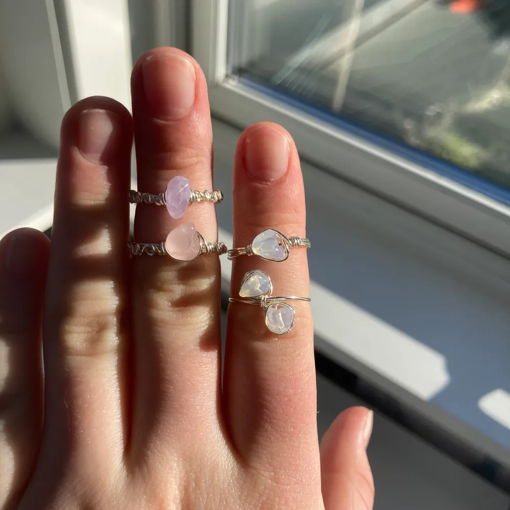 Med detta erbjudande får man 5 ringar för endast 199kr!(Ordinarie pris är 250kr)Erbjudandet gäller bara vanliga kristallringar och flätade ringar med pärlor!💫😍Ringarna görs i alla storlekar,i äkta kristall och med koppartråd,guld/silver Tryck ej på köp nu. Accessoarer.