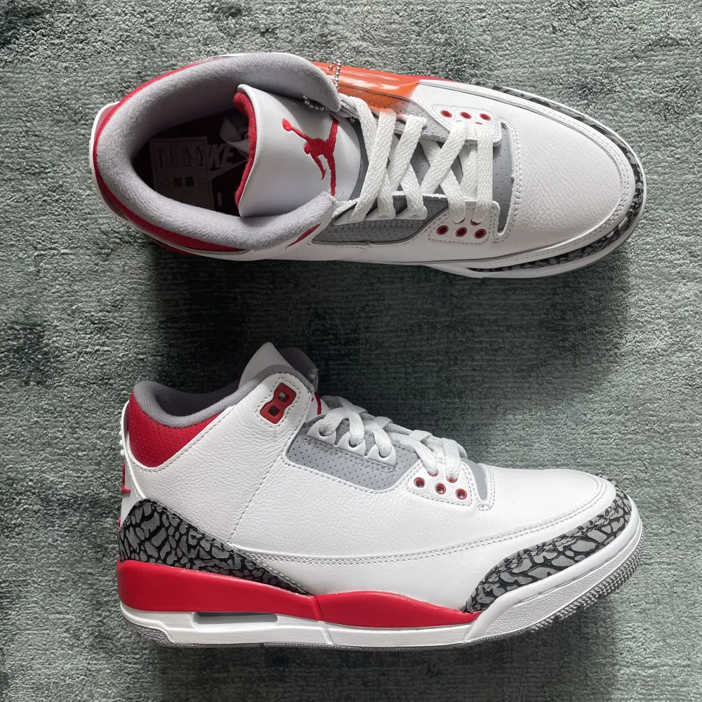 Nya & oanvända Air Jordan 3 Retro ’Fire Red’ (2022) i storlek US7,5 = EU40,5. Digitalt kvitto finns från SNKRS. Skickas dubbelboxade i originalkartonger. Köparen står för frakten. Kontakta för fler bilder eller vid frågor.. Skor.