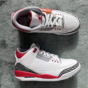 Nya & oanvända Air Jordan 3 Retro ’Fire Red’ (2022) i storlek US7,5 = EU40,5. Digitalt kvitto finns från SNKRS. Skickas dubbelboxade i originalkartonger. Köparen står för frakten. Kontakta för fler bilder eller vid frågor.