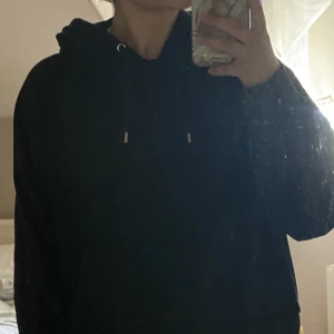 Svart hoodie - Använt hoodien väldigt sällan. Hoodin är från Monki och är i storlek xs. Om du har fler frågor är det bara att skriva :)