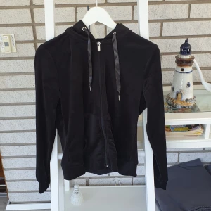 Gina tröja  - En helt oanvänd kofta från gina tricot! Tröjan är endast prövad en gång🤍 jätte mjuk och skön💕 OBS! tryck inte på köp nu, skriv till mig vid intresse☺