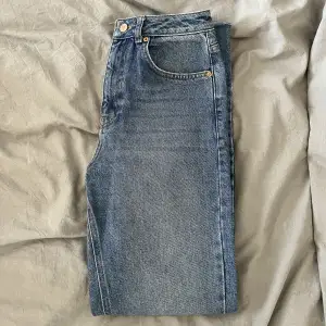 Supersnygga jeans från NA-KD, använd endast någon gång, jättebra skick!! Skriv för fler bilder!