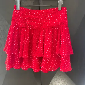 Prickig röd mini kjol med volanger från & other stories. Mycket bra skick!