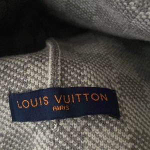 Louis vuitton (grå) - Passar perfekt för vilken huvudform som helst.