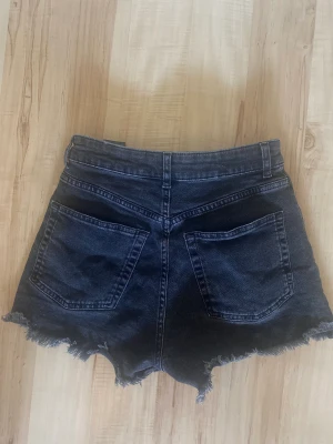Jeansshorts  - Säljer dessa svarta jeansshorts. Dem är väl använda men i bra skick. Säljer för att de blivit för små