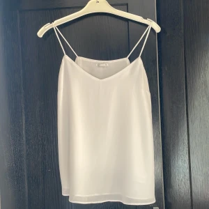 Vitt sommarlinne! - Snyggt, luftigt sommarlinne som aldrig är använt! 