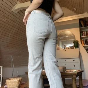 Gråa jeans weekday voyage - Jättefina högmidjade jeans. Använda ett fåtal gånger