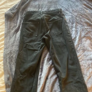 Svara jeans, zara, mid Rise  - Säljer mina svara jeans från zara då det är för små så jag inte får igen den sista knappen. Använda men hela och fräscha. Bra längd på mig som är 166 cm 