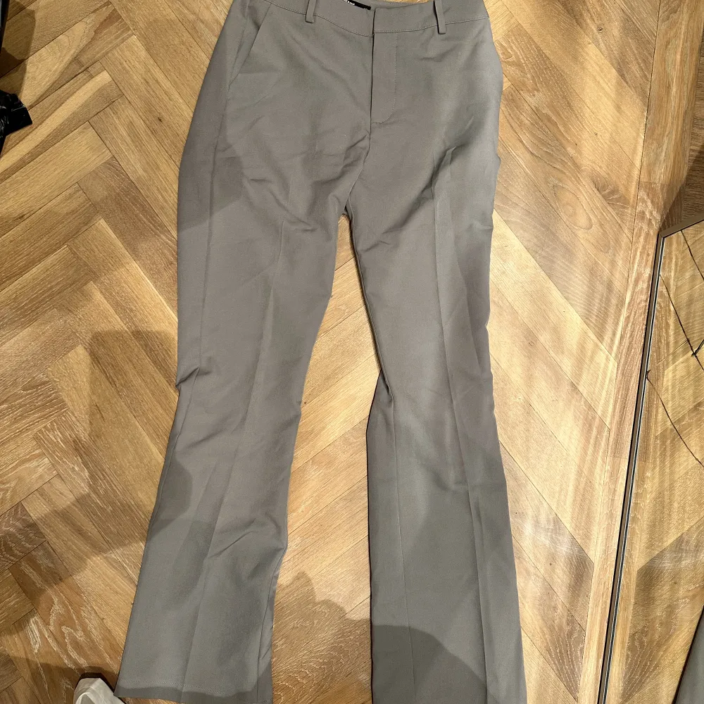 De trendiga kostymbyxorna från BikBok fast i grått. Jeans & Byxor.