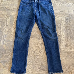 Levis 511 Jeans - Levis 511 med fin denim färg.  Lite nötta vid rumpan men annars i jättebra skick! Storlek är 34 X 32 med en lite slimmad passform