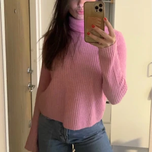 Rosa stickad tröja 🩷 - En väldigt fin rosa stickad tröja från Mango i storlek M men är lite liten i storleken skulle jag säga. Säljer den då den just är lite för tight i armarna men älskar den! Nypris 599kr 🩷