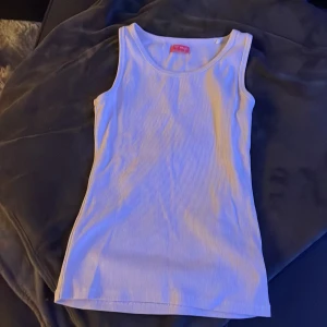 Vitt linne - Aldrig använd. Jättefint skick.  Står inte storlek men är som S/XS