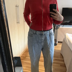 Oversized byxor - Bra skick, kommer inte ihåg storleken, men de var bra oversized när ja ba storlek xl. Jag är storlek M ibalnd L byxor nu och de är väldigt oversized nu om du gillar det.