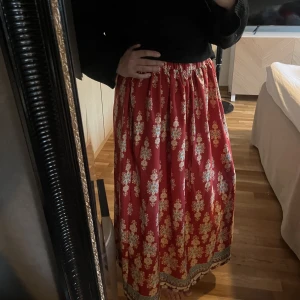 Kjol - Bara testad. Vet inte strl exakt men passar M-L bra