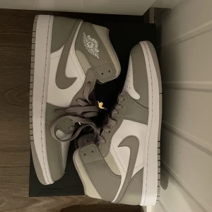 Oanvända Jordan 1’s mid ”Linen” - Säljer mina Jordan 1’s mid ”Linen”. Colorwayn heter officiellt ”Collage grey”. Skick på skorna är 10/10, dvs. aldrig använda. Eftersom jag fick dessa som gåva fattas jag kvitto. Dem är legitcheckade och bara fråga så skickar jag fler bilder! 🫡