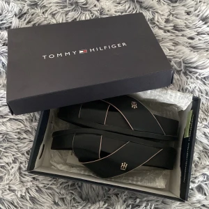 Mörkblåa Tommy Hilfiger tofflor - Skitsnygga mörkblåa TommyHilfiger tofflor som aldrig används!  Köpta för 500 kr ungefär och säljs för 400kr! Priset kan diskuteras💓 Skriv på dm vid mer bilder och funderingar!