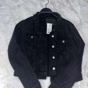 Jeansjacka  - Jeansjacka från lager 157, ny med prislapp storlek S, nypris 400 