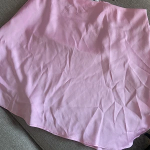 Satin kjol - Storlek S  Kjol från chiquelle Aldrig använd pågrund av för stor för mig 