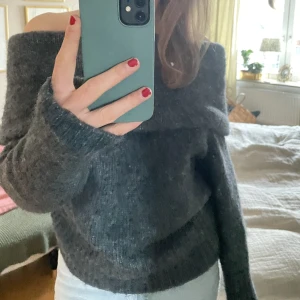 Off shoulder stickad  - Stickad, mörkblå tröja med off shoulder. Köpt här på Plick, använt fåtal gånger. Storlek XS, passar mig som är S. Säljer för 200 kr 🍒