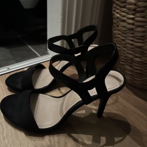 Svarta klackskor - Svarta klackskor i storlek 37 men passar 38 oxkså. Helt oanvända. Säljer pågrund av har inte använt dom. Köparen står för frakt