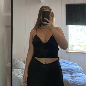 Topp i sammet - Fick oanvänd av en kompis så vet tyvärr inte var den är köpt. Har använt kanske en gång själv. Den är lite lös i brösten på mig men skulle säga att den passar bra på både S/M med större bröst!