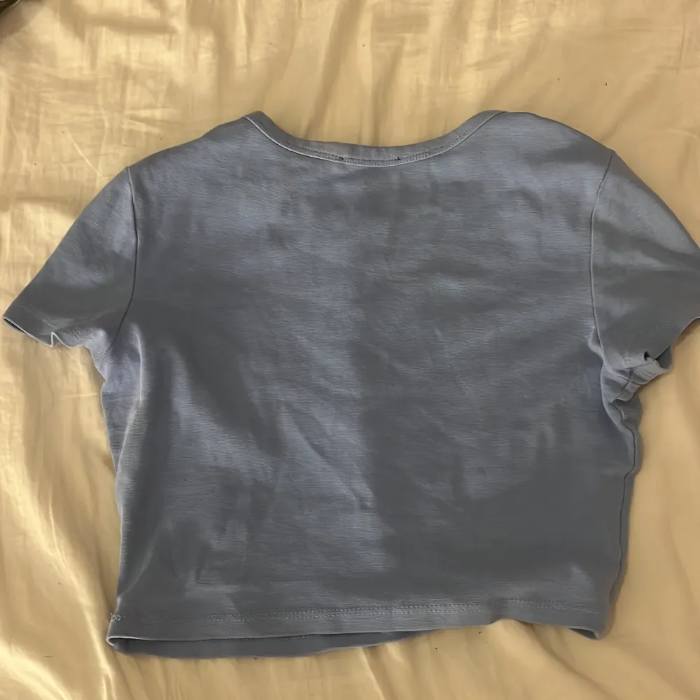 En jätte fin blå tröja som jag älskar men känner att den inte riktigt kommer till användning, inte använd så mycket eller sliten men sömen längst ner har spruckit lite, annars jätte fin. Kom med eget prisförslag . T-shirts.
